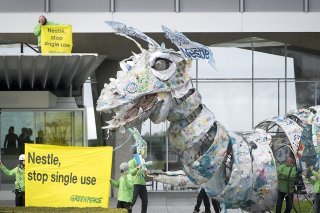 La multinationale veveysane est régulièrement ppointée du doigt pour son usage effréné du plastique, comme ici par des activiste de Greenpeace en 2019. (archive)